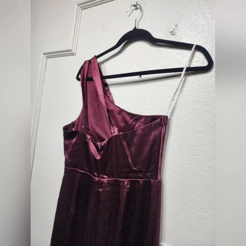 Lulu's On the Guest List Burgundy Satin One-Shoulder Maxi Dress M Wedding Party - Picture 12 of 13